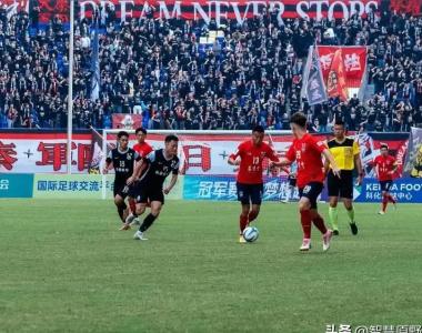 包含足球赛场一幕幕战情血性，燃情上演的词条