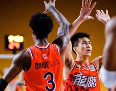 球队主帅智谋过人，关键时刻指挥果断扭转战局