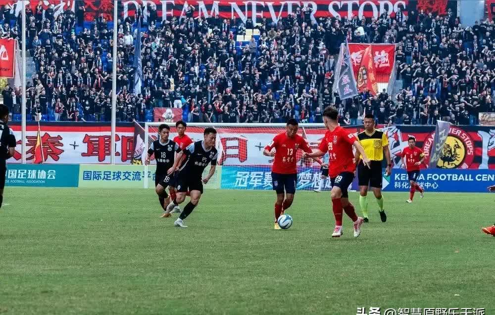 包含足球赛场一幕幕战情血性，燃情上演的词条