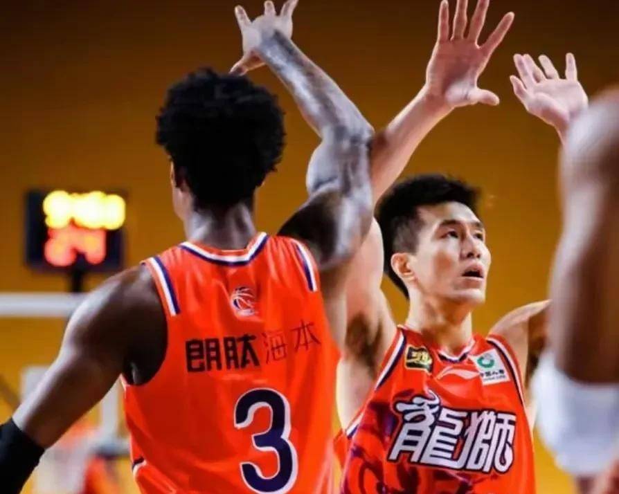 球队主帅智谋过人，关键时刻指挥果断扭转战局
